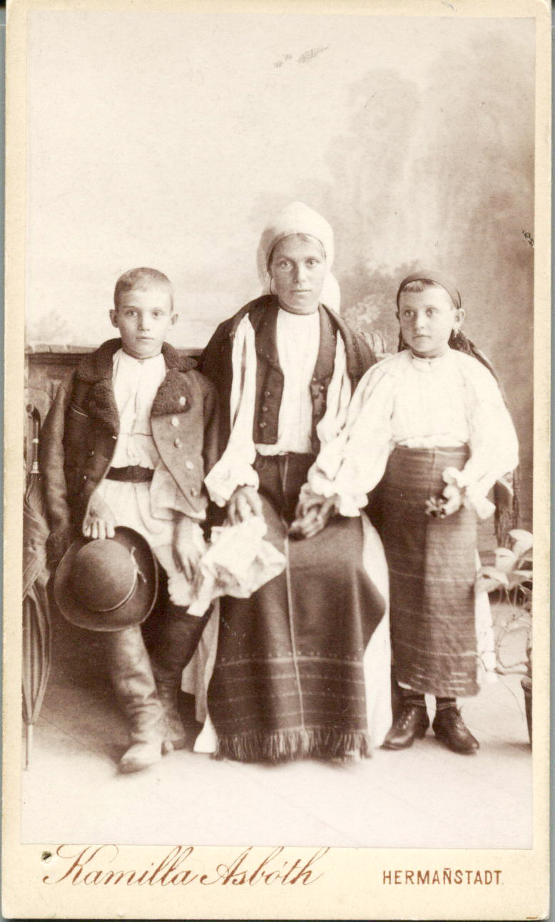 Fotografie - Asbóth, Kamilla; Femeie cu doi copii în costume populare românești de sărbătoare din Săliște