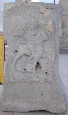  ; Altar votiv cu inscripție și cu reprezentarea Eroului Cavaler