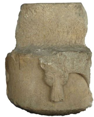  ; Jilț sculptat într-un bloc de piatră