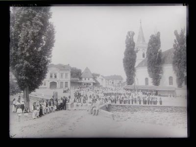 clișeu - Emil Fischer; Serbare populară în centrul satului Săliște