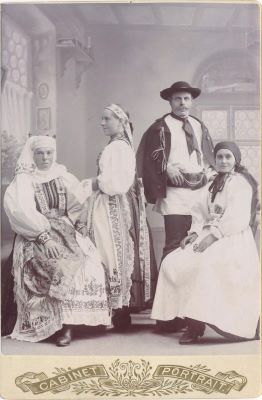 fotografie; Familie în costume populare săsești de sărbătoare din zona Sibiu