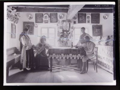 clișeu - Emil Fischer; Mărginimea Sibiului; interior cu o familie de țărani la masă