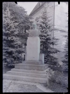 clișeu - Emil Fischer; Bustul lui George Coșbuc din Sibiu.