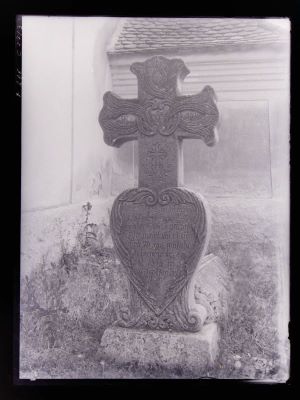 clișeu - Emil Fischer; Cruce de mormânt din piatră sculptată