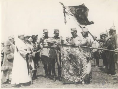 fotografie -  ; Regele Ferdinand decorând drapelul Regimentului 9 Vânători