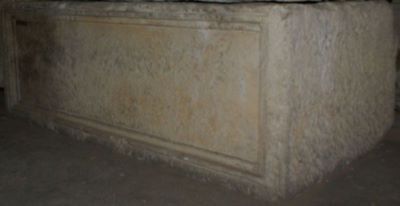 Altar funerar refolosit pe post de cutie de sarcofag