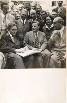 fotografie; Compozitorul George Enescu, violonistul Yehudi Menuhin și muzicologul Emanoil Ciomac