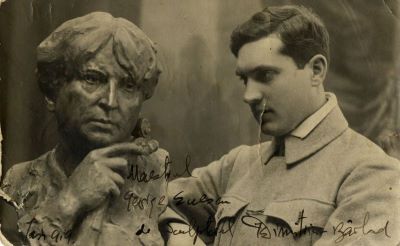 fotografie; Sculptorul Ion C. Dimitriu-Bârlad, alături de bustul compozitorului George Enescu