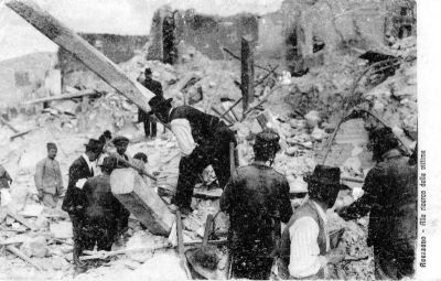 carte poștală; Căutarea victimelor printre ruine după bombardament