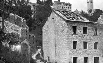 fotografie tip carte poștală - Dumitru Ciumbrudean; Clădiri distruse de bombardament