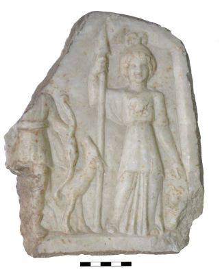 basorelief; Relief zeiță cu lance