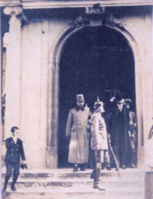 fotografie; Generalul Mackensen (și alții) ieșind din Domul Romano-Catolic din Timișoara