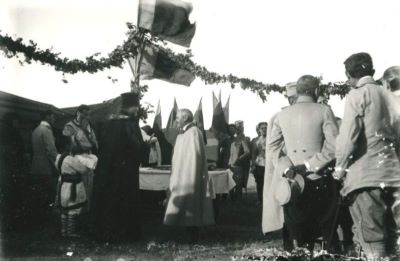 clișeu; Militari și alte persoane care participă la o slujbă de pomenire a decedaților din Armata Română în timpul Primului Război Mondial