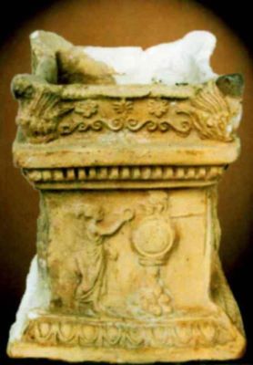 Altar votiv cu divinitate feminină