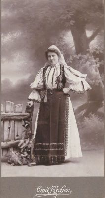 fotografie - Emil Fischer; Femeie în costum popular românesc de sărbătoare din Mărginimea Sibiului