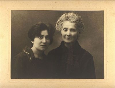 tablou foto; Ecaterina Procopiu și Maria, fiica acesteia, sora prof. Ștefan Procopiu