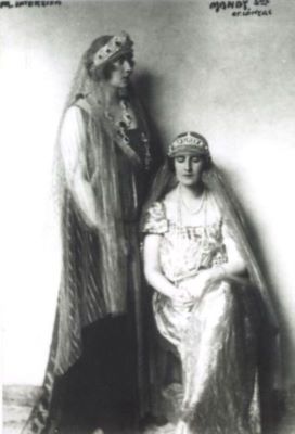 fotografie - Mandy & Lonyai; Reginele surori Elisabeta a Greciei și Maria (Mignon) a Iugoslaviei la Marea Încoronare de la Alba – Iulia din 15 octombrie 1922