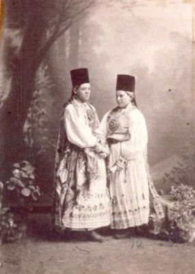 fotografie - Asbóth, Kamilla; Două fete în costume săsești de sărbătoare din zona Sibiu