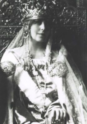 fotografie - Guggenberger, Marovits; Regina Maria a României, la Marea Încoronare de la Alba-Iulia, din 15 octombrie 1922