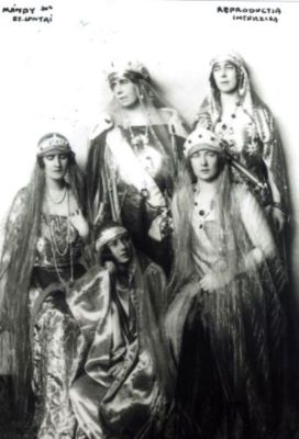 fotografie - Mandy & Lonyai; Regina Maria a României, alături de sora sa, Marea Ducesă Victoria Feodorovna a Rusiei, și de fiicele sale, Regina Elisabeta a Greciei, Regina Maria a Iugoslaviei și Principesa Ileana, la Marea Încoronare de la Alba-Iulia, din 15 octombrie 1922