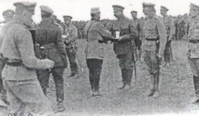 fotografie; M.S. Regele decorează ofițerii din Divizia VIII rusă