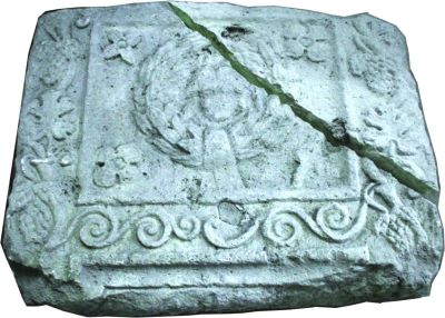  ; Stelă funerară cu capul Meduzei