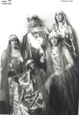 fotografie - Mandy & Lonyai; Regina Maria a României, alături de sora sa, Marea Ducesă Victoria Feodorovna, și de fiicele sale, Regina Elisabeta a Greciei, Regina Maria a Iugoslaviei, la Marea Încoronare de la Alba-Iulia, din 15 octombrie 1922