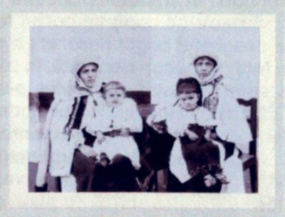 fotografie - Fischer, Emil; Două femei și doi copii în costume populare românești de sărbătoare