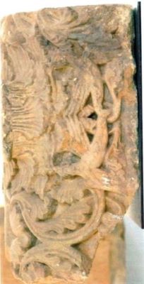 Capitel romanic decorat cu folii lobate și păsări