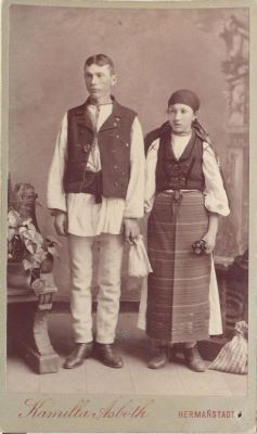 fotografie - Asbóth, Kamilla; Pereche de tineri români în costume populare de sărbătoare din Săliște