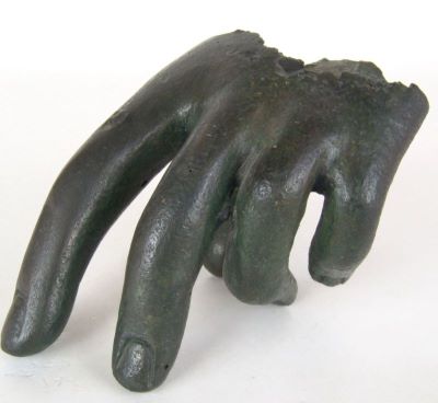 statuie; fragment de mână