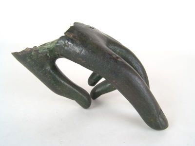 statuie; fragment de mână