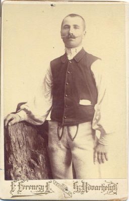 fotografie - Ferenczy, F.; Bărbat în costum popular secuiesc