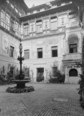 clișeu - Emil Fischer; Castelul Peleș - curtea interioară