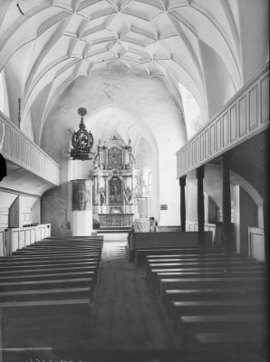 clișeu - Emil Fischer; Vedere spre corul și altarul bisericii evanghelice fortificate din Cisnădie.