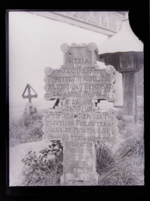 clișeu - Emil Fischer; Cruce de mormânt din piatră sculptată
