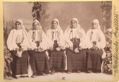 fotografie - Asbóth, Kamilla; Grup de cinci românce în costume populare de sărbătoare din Mărginimea Sibiului