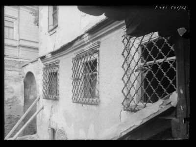 clișeu - Emil Fischer; Detaliu de feronerie de la ferestrele unei clădiri din Sibiu.