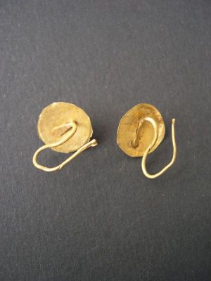 cercel; Pereche de cercei din aur, cu sistem de prindere în formă de S și cap semisferic