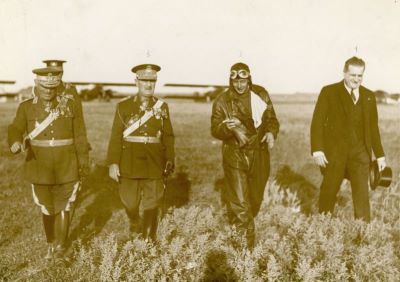fotografie; Principele Nicolae în costum de pilot, alături de Radu Irimescu și generalul Paul Teodorescu, Băneasa, 1937