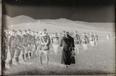 Negativ. Clișeu pe sticlă uscat - Necunoscut; Regele și regina decorând pe front la Valea Ocnei 1917