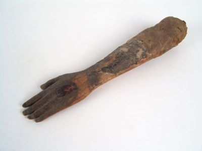 mână de copil mumificată