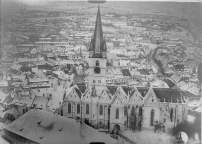 clișeu - Emil Fischer; Vedere aeriană din Zeppelin cu panorama Sibiului.
