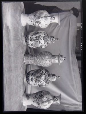 clișeu - Emil Fischer; Vase de porțelan din colecția Worell (?) din Sibiu.