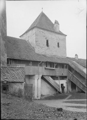 clișeu - Emil Fischer; Bastionul de poartă al bisericii fortificate din Cisnădie.