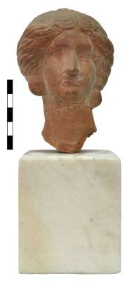 Cap de statuetă din teracotă cu reprezentarea unei femei