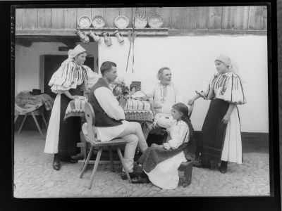 clișeu - Emil Fischer; Mărginimea Sibiului; familie de țărani la masă