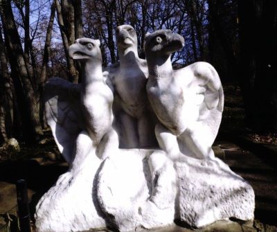 sculptură de for public - Mešterović Ivan; Trei Vulturi