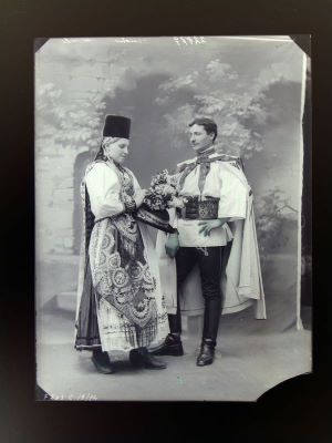 clișeu - Emil Fischer; Pereche de miri din zona Sibiului în costum popular săsesc.