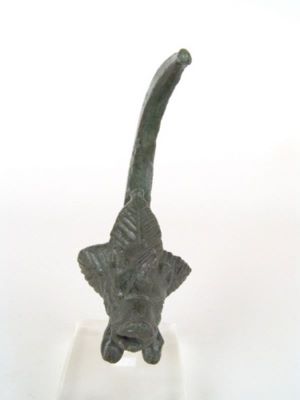 garnitură de jug; Garnitură ornamentală de jug în formă de cap de mistreț